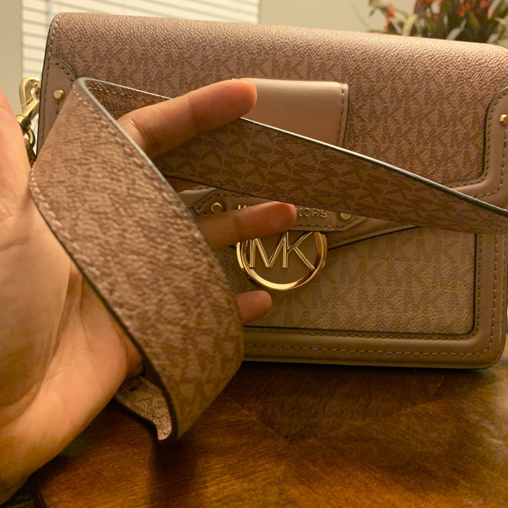 New Mk 💕 Jessie shoulder bag very unique - Picture 8 of 10